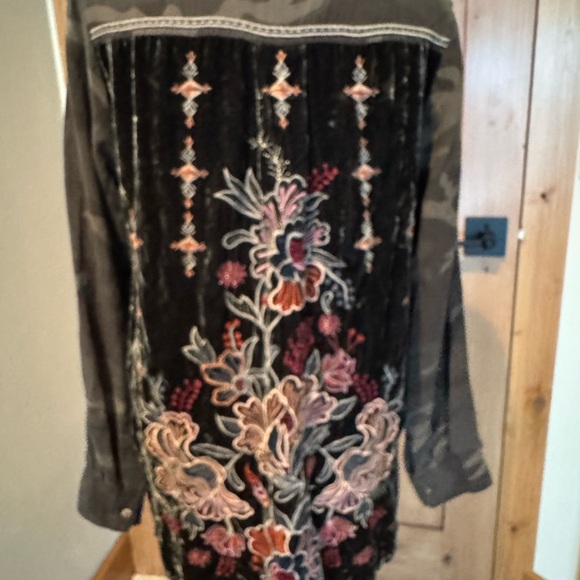 Johnny Was camoflouge and velvet details. Beautifull almost brand new top. - Picture 3 of 4